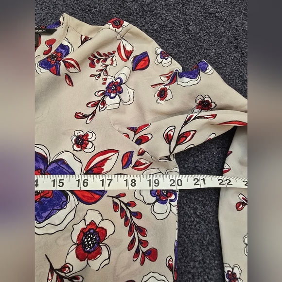 Banana Republic Women's Med Gray Red Blue Floral Long Sleeve Blouse Lightweight - Picture 2 of 8